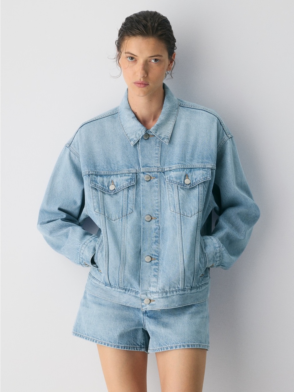 Aritzia Denim Forum The 90’s So-Soft Jean Jacket Light Was Size Medium